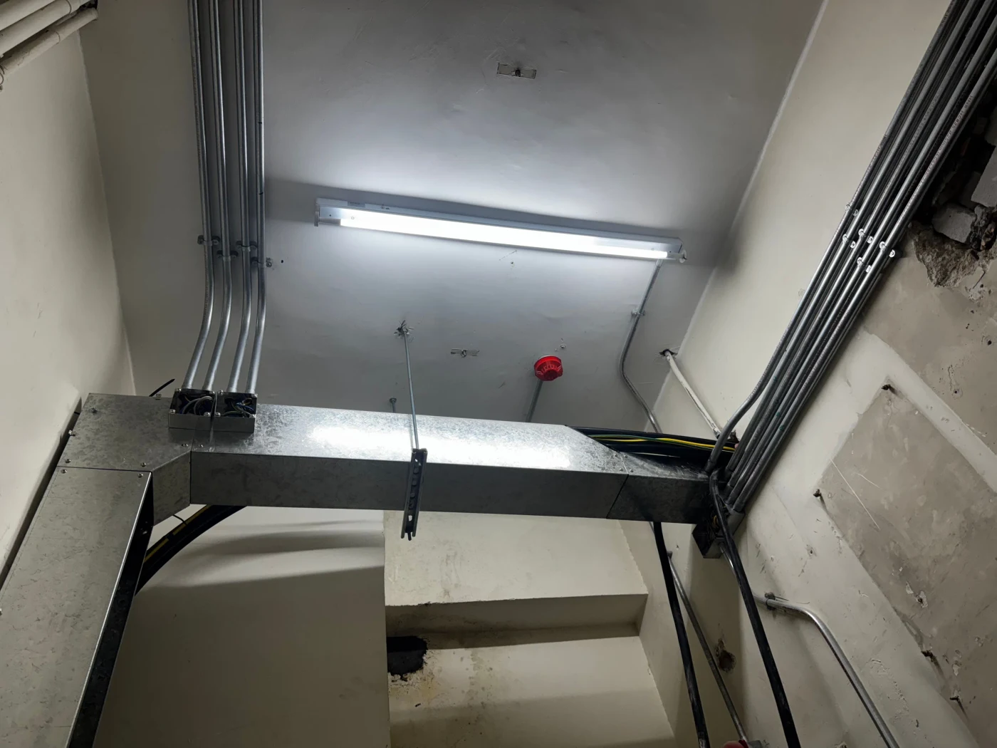 香港京東MALL — 設備區線槽及管線走向