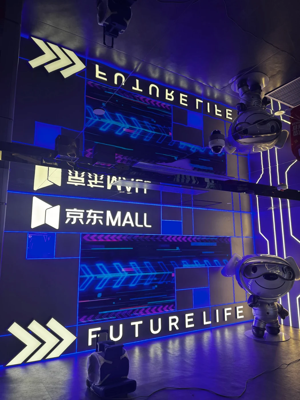香港京東MALL — 品牌展示牆與特色燈光
