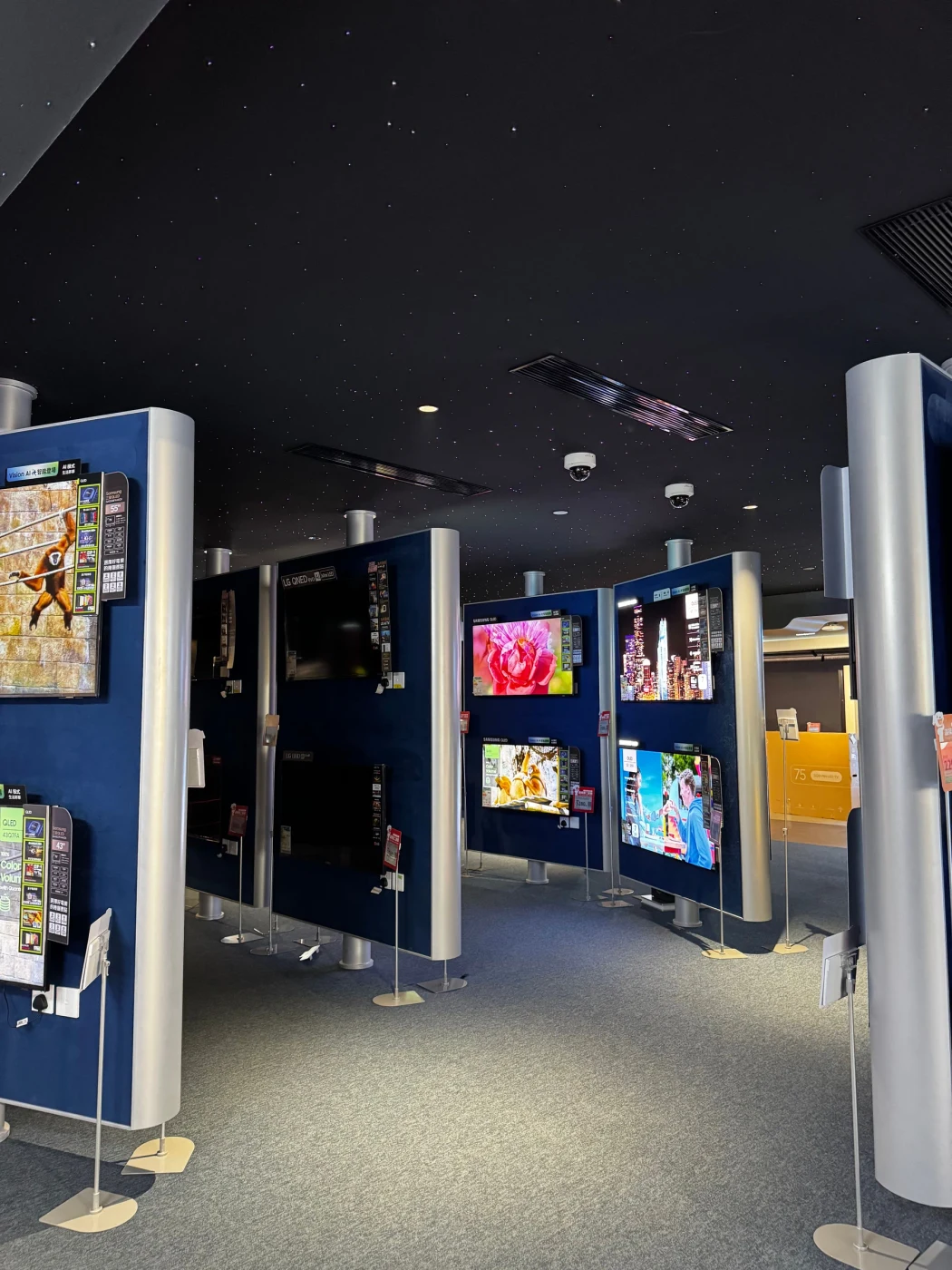 香港京東MALL — 展示區照明與空間