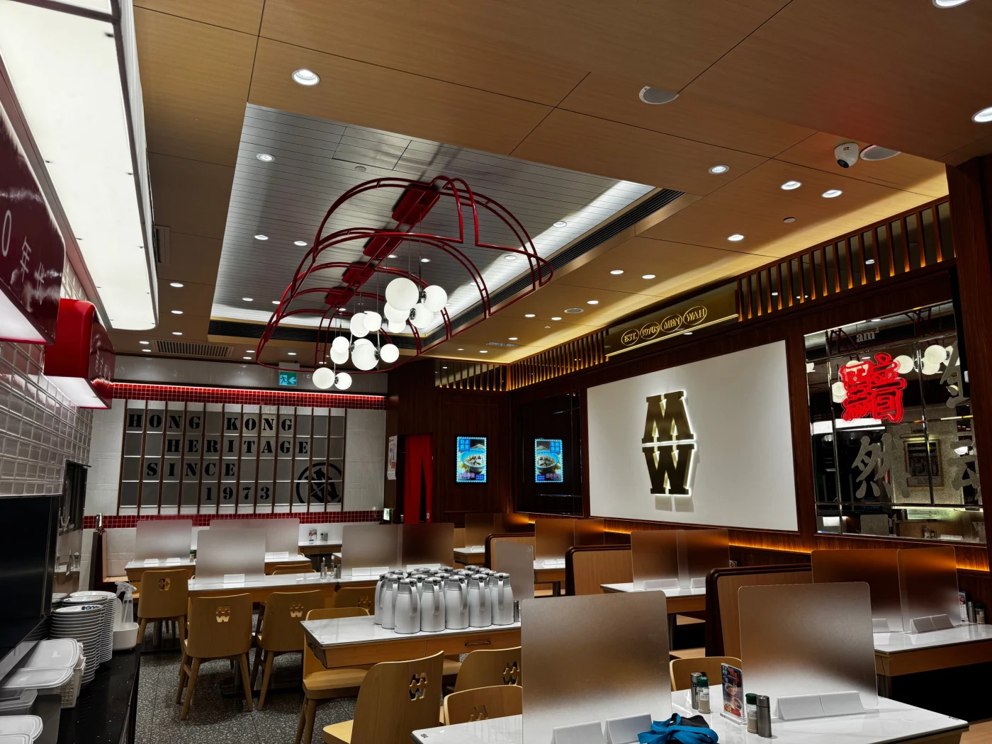 敏華冰室｜南昌 — 餐廳燈飾與用餐區