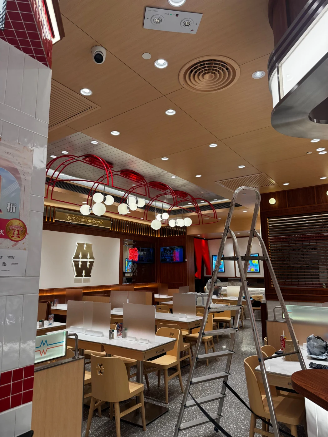 敏華冰室｜南昌 — 餐廳照明收尾現場